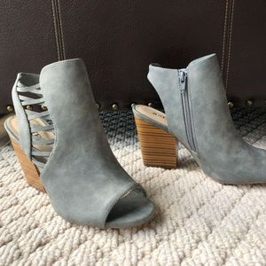 NEW WITH TAGS Cut Out Heeled Sandal - Grey